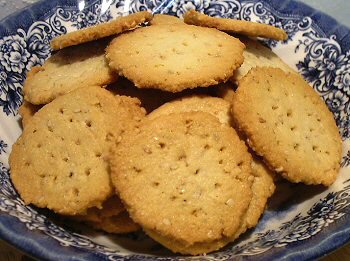 BUTTERY SESAME CRACKERS