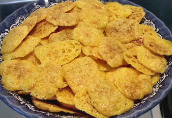 CRISPY CHEESE CRACKERS