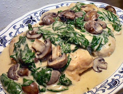 CROCKPOT ALFREDO CHICKEN WITH MUSHROOMS AND SPINACH