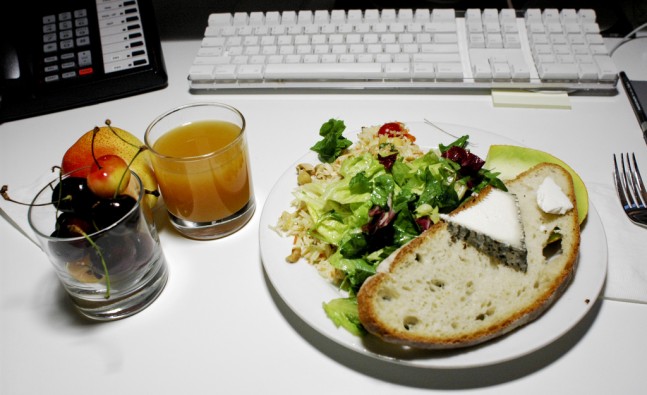 3 Lunchtime habits that could derail your diet