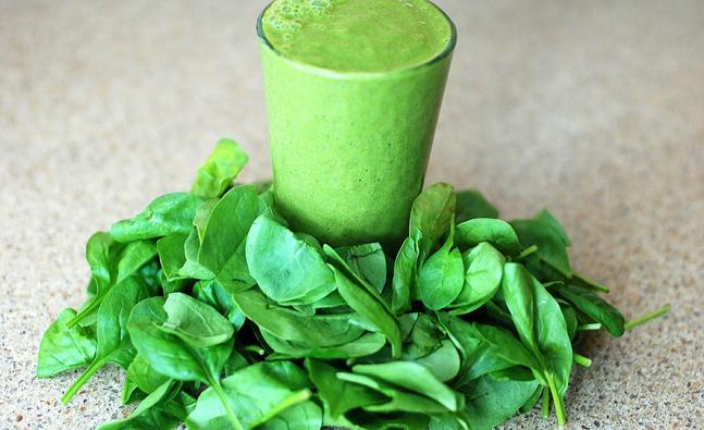 Detox with green smoothies this summer