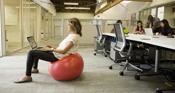 One COOL TRICK to lose weight while sitting at your desk