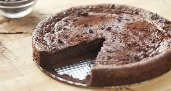 Healthy low-calorie dessert: Banana and chocolate cake